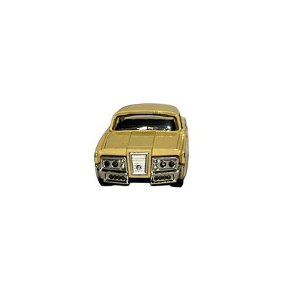 Classic Vintage Die-Cast Car Model with Opening Doors – Cream Collectible Toy Car | 1:32 Scale