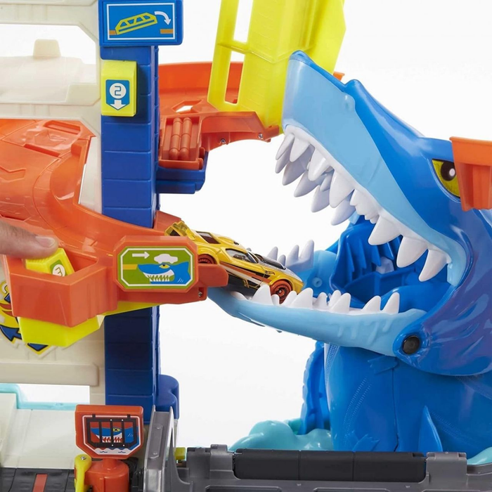 Hot Wheels City Shark Escape Track Set with 1:64 Car – Multi-Level Parking Garage Playset with Shark Attack Challenge