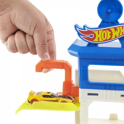 Hot Wheels City Shark Escape Track Set with 1:64 Car – Multi-Level Parking Garage Playset with Shark Attack Challenge