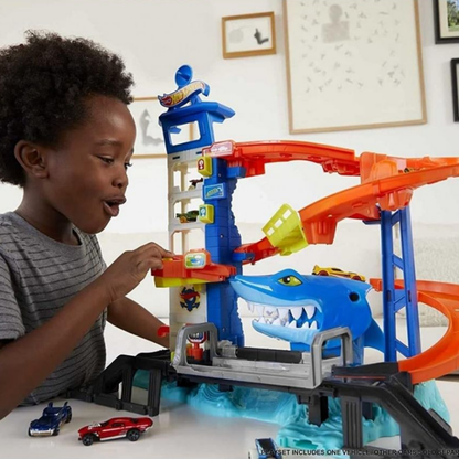 Hot Wheels City Shark Escape Track Set with 1:64 Car – Multi-Level Parking Garage Playset with Shark Attack Challenge
