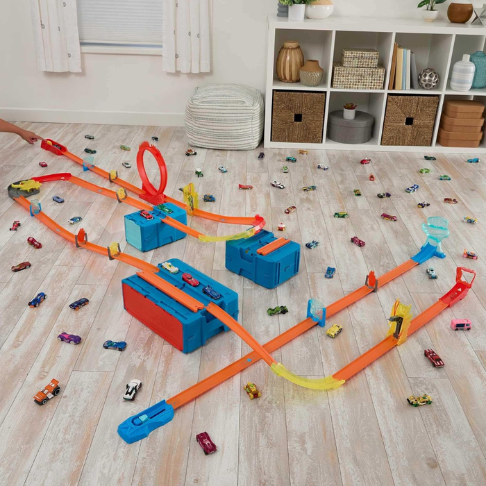 Hot Wheels®️Lightening Boost Pack, Track Set with 1 Hot Wheels®️ Car, 12 Track Boosting Components, Stackable Toy Storage Box, Lightning-Themed Track Builder Set
