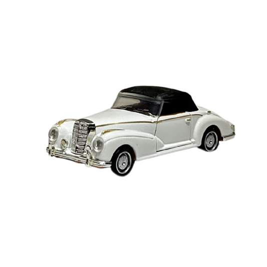 Vintage White Convertible Classic Car Die-Cast Model with Opening Doors | 1:32 Scale