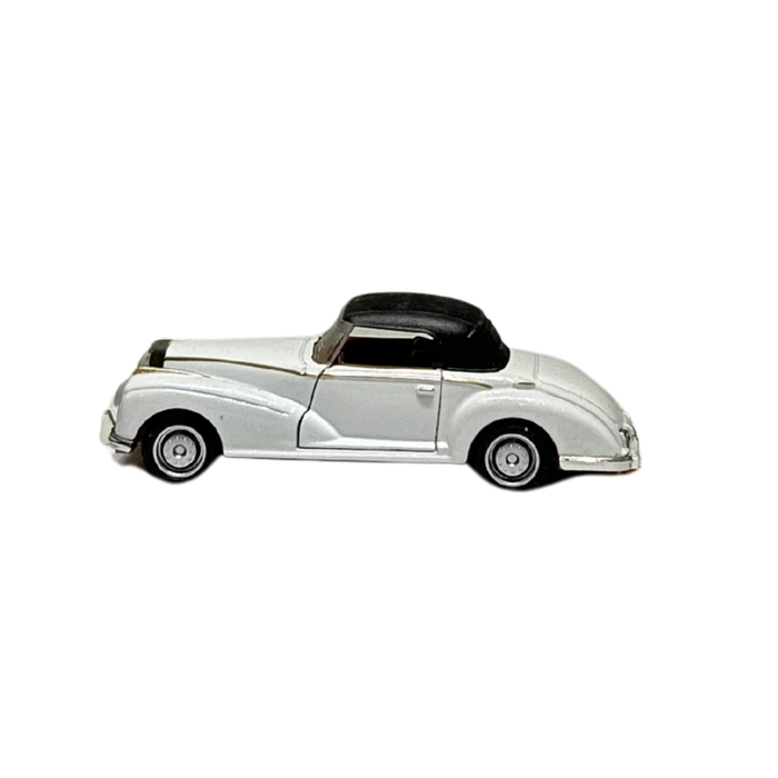 Vintage White Convertible Classic Car Die-Cast Model with Opening Doors | 1:32 Scale